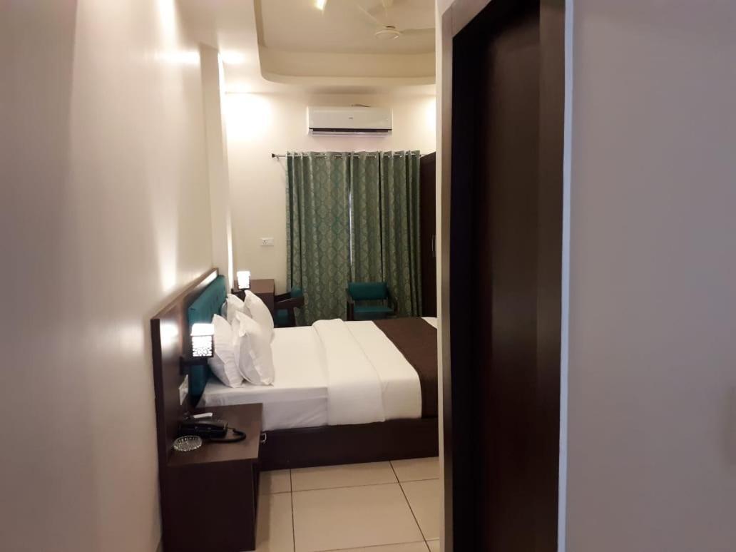 אודייפור Hotel Paradise Inn מראה חיצוני תמונה